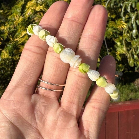 Handmade Pikake Mother of Pearl Pakalana Floral Pineapple Beaded 7" Bracelet - Picture 4 of 6